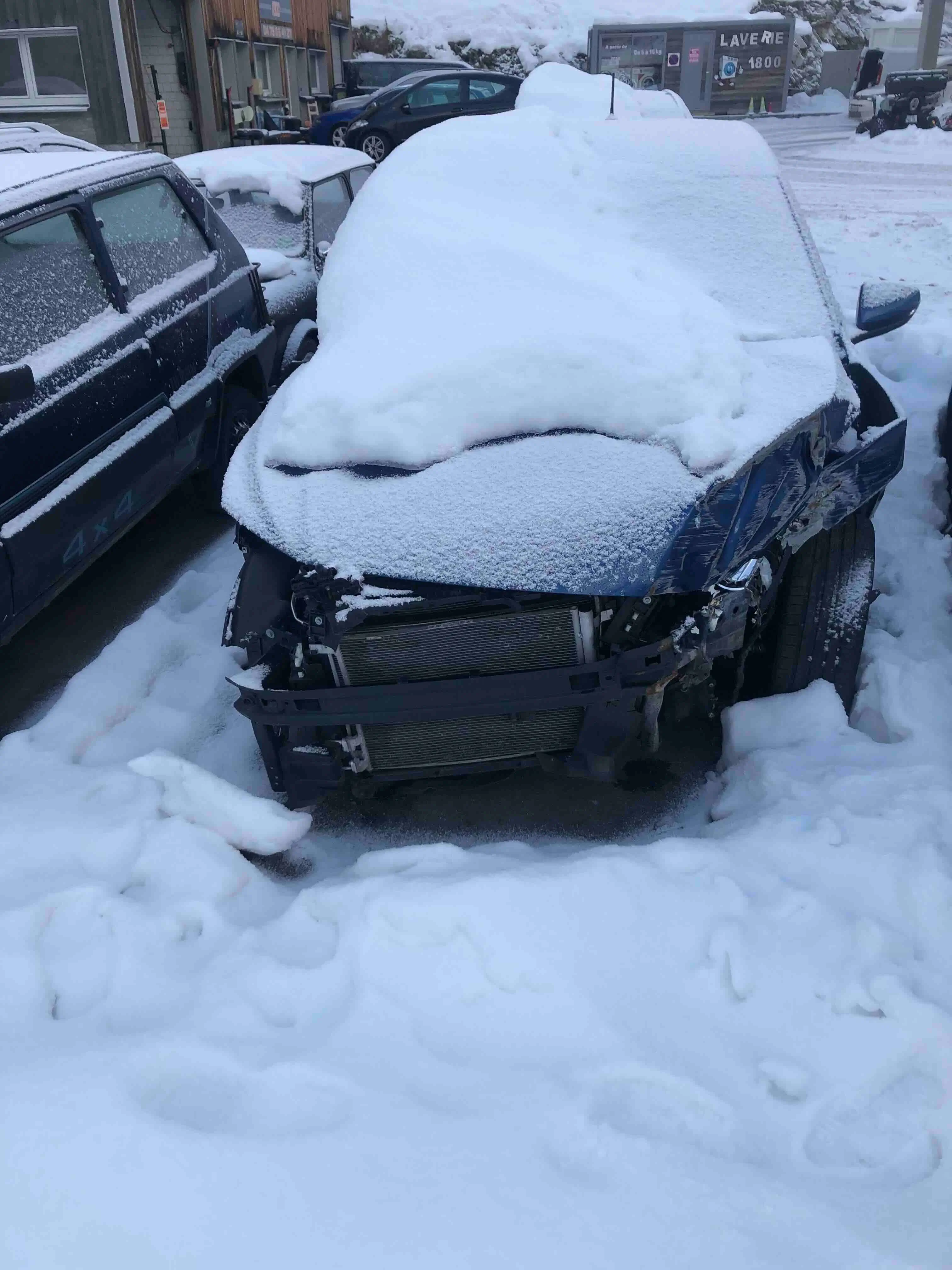 Voiture accidentée sous la neige dans les Alpes, enlèvement épave