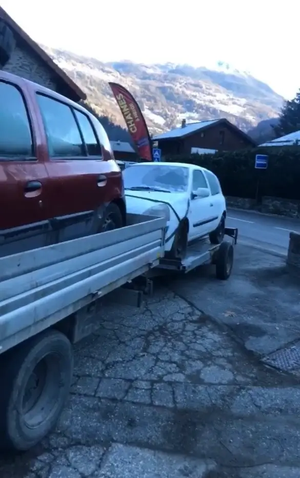 Camion Alpes Épaves avec épaves récupérées en Savoie 73 et 74